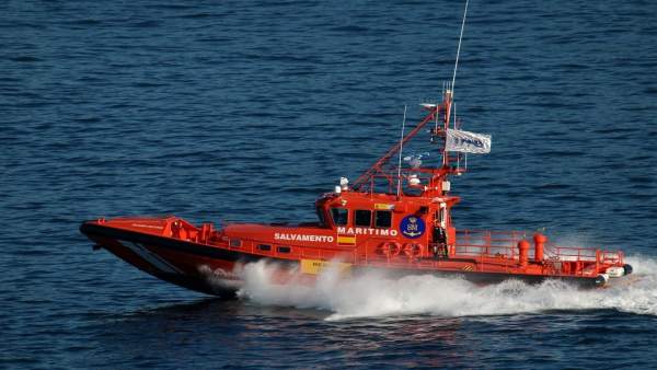 La Salvamar Arcturus trabaja en el rescate de una embarcación de juguete La Salvamar Arcturus trabaja en el rescate de una embarcación de juguete