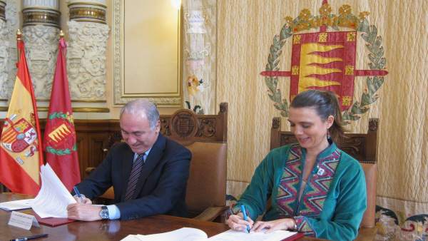 El concejal de Hacienda y la presidenta de la CVE El concejal de Hacienda y la presidenta de la CVE