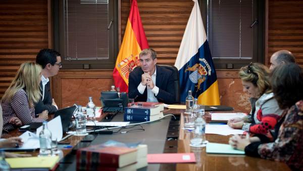 El presidente del Ejecutivo canario, Fernando Clavijo, con su equipo de gobierno El presidente del Ejecutivo canario, Fernando Clavijo, con su equipo de gobierno