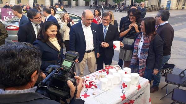 Echávarri en la mesa de Cruz Roja, y detrás la pancarta de los animalistas Echávarri en la mesa de Cruz Roja, y detrás la pancarta de los animalistas