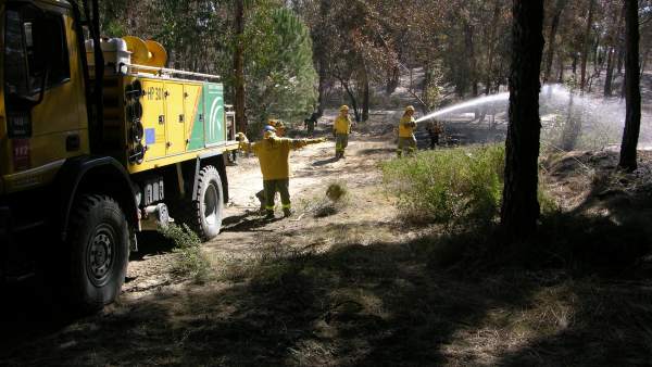 Reten De Guardia Para Controlar El Incendio En Moguer. Reten De Guardia Para Controlar El Incendio En Moguer.