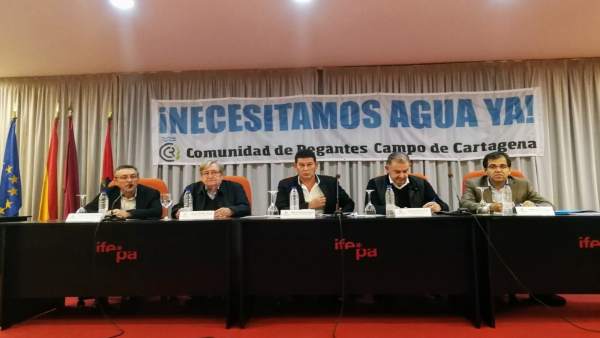 Imagen de la mesa de los regantes, durante la asamblea Imagen de la mesa de los regantes, durante la asamblea