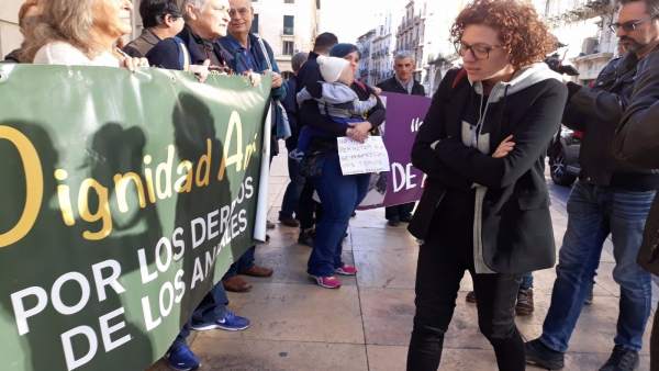 Marisol Moreno, lee la pancarta de los animalistas este viernes Marisol Moreno, lee la pancarta de los animalistas este viernes