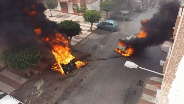 Furgoneta incendiada con la que se intentó cometer un robo en Roquetas de Mar Furgoneta incendiada con la que se intentó cometer un robo en Roquetas de Mar