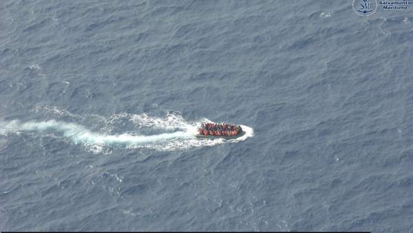 Rescate de una patera Rescate de una patera