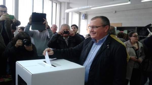 El alcalde de Reus, Carles Pellicer, vota en el 9N El alcalde de Reus, Carles Pellicer, vota en el 9N