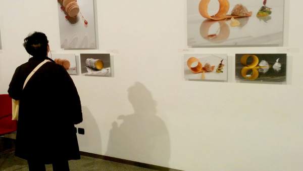Una visitante, ante la exposición Una visitante, ante la exposición