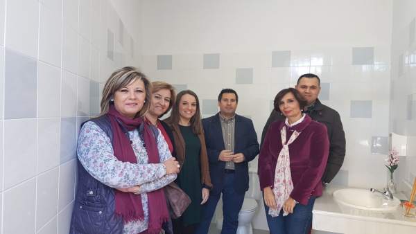 Ruiz (tercera por la izda.) en su visita al CEIP Eladio León Ruiz (tercera por la izda.) en su visita al CEIP Eladio León