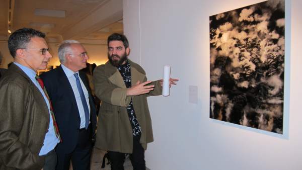 Ceniceros y Escobar junto al autor de la obra ganadora 'Ron's Explotions' Ceniceros y Escobar junto al autor de la obra ganadora 'Ron's Explotions'