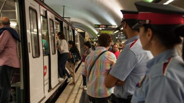 Mossos d'Esquadra en el Metro de Barcelona. Mossos d'Esquadra en el Metro de Barcelona.