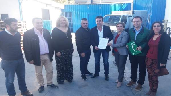 Visita de la Junta y el Ayuntamiento a la empresa Nevamar Visita de la Junta y el Ayuntamiento a la empresa Nevamar