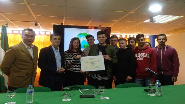 Premio Aldea de Medio Ambiente al IES Virgem del Carmen de Puerto Real Premio Aldea de Medio Ambiente al IES Virgem del Carmen de Puerto Real