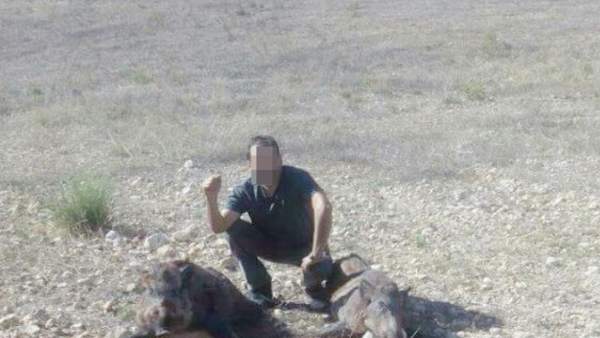 Imagen de la foto colgada en Internet por uno de los denunciados Imagen de la foto colgada en Internet por uno de los denunciados