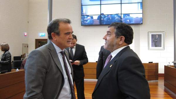 Sánchez Quero hablando con Feliciano Tabuenca (PSOE), antes del pleno de la DPZ Sánchez Quero hablando con Feliciano Tabuenca (PSOE), antes del pleno de la DPZ