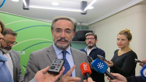 El consejero de Fomento y Vivienda, Felipe López, atiende a los periodistas. El consejero de Fomento y Vivienda, Felipe López, atiende a los periodistas.