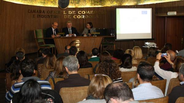 Carmona (izda.), en el transcurso del encuentro Carmona (izda.), en el transcurso del encuentro