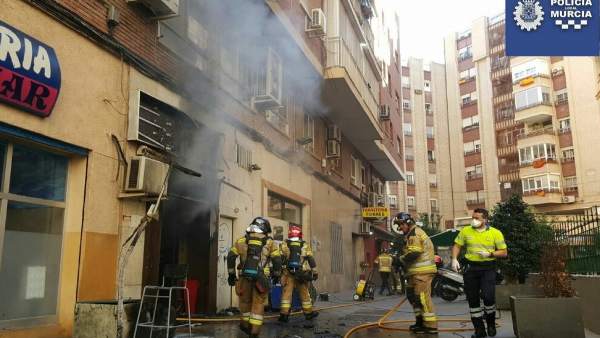 Intervención Bomberos en incendio zapatería del centro de Murcia Intervención Bomberos en incendio zapatería del centro de Murcia