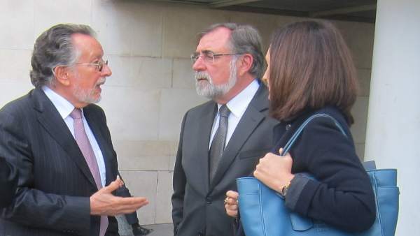 Grau habla con abogados tras salir del juzgado Grau habla con abogados tras salir del juzgado