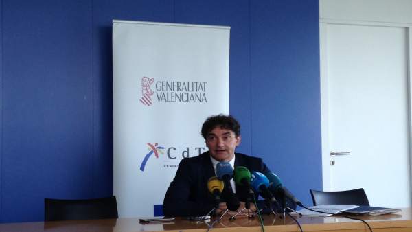 Francesc Colomer atiende a los medios en el CdT Francesc Colomer atiende a los medios en el CdT