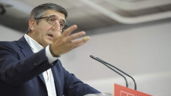 Patxi López adverteix Echávarri: "Si algú té una imputació haurà d'adoptar les decisions que corresponen" Patxi López adverteix Echávarri: "Si algú té una imputació haurà d'adoptar les decisions que corresponen"