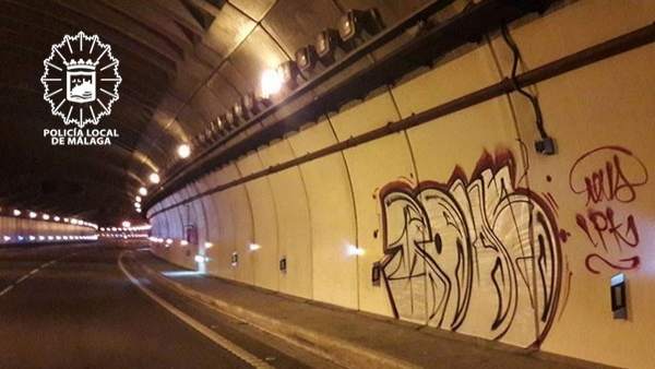 Pintada en el interior de la autovía de Málaga Pintada en el interior de la autovía de Málaga