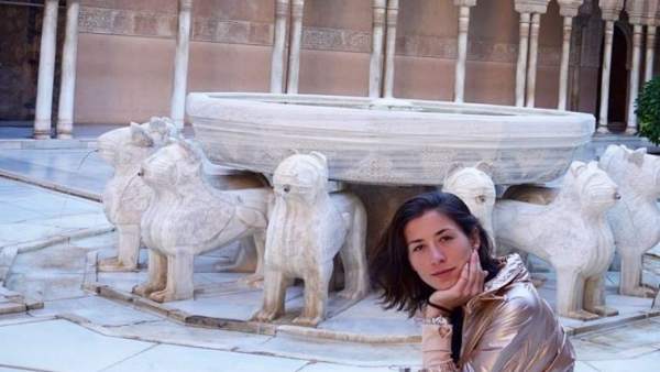 Garbiñe Muguruza en el Patio de los Leones de la Alhambra Garbiñe Muguruza en el Patio de los Leones de la Alhambra