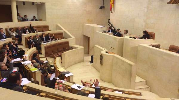 Votación en el Pleno del Parlamento de Cantabria Votación en el Pleno del Parlamento de Cantabria