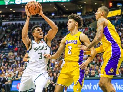Lonzoo Ball y Giannis Antetokounmpo