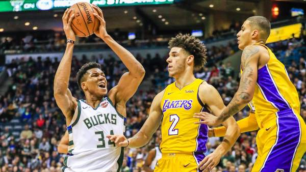 Lonzoo Ball y Giannis Antetokounmpo Lonzoo Ball y Giannis Antetokounmpo