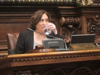 La alcaldesa de Barcelona, Ada Colau, en el pleno.
