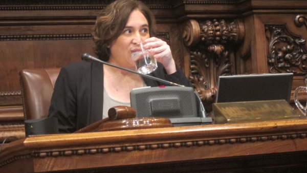 La alcaldesa de Barcelona, Ada Colau, en el pleno. La alcaldesa de Barcelona, Ada Colau, en el pleno.
