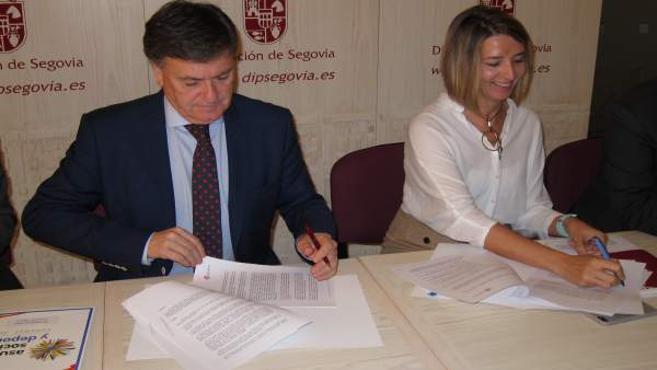 Acto de firma entre Francisco Vázquez y Alicia García. Acto de firma entre Francisco Vázquez y Alicia García.