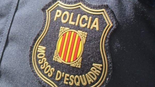 Un agente de los Mossos d'Esquadra vistiendo el uniforme. Un agente de los Mossos d'Esquadra vistiendo el uniforme.