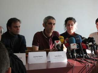 Roger Español, herido por bala de goma el 1-O, con Jaume Asens y Anaïs Franquesa.