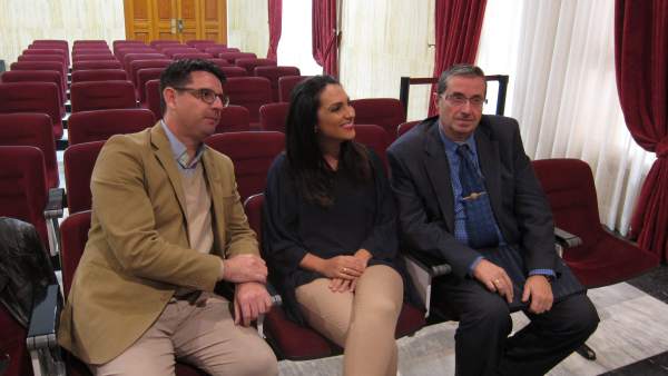 Pedro García, Carmen González y Valeriano Lavela antes del Pleno Pedro García, Carmen González y Valeriano Lavela antes del Pleno