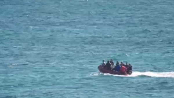 Una patera huye para evitar el rescate Una patera huye para evitar el rescate