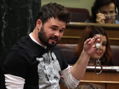 Rufián, con unas esposas en el Congreso