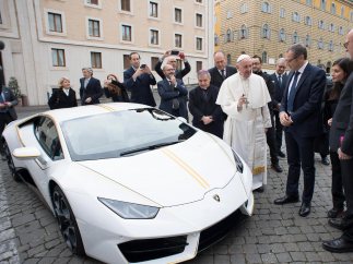 El papa recibe un Huracan