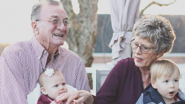 Abuelos y nietos. Abuelos y nietos.