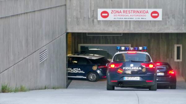 Llega al juzgado la madre del recién nacido encontrado en la basura en Ourense Llega al juzgado la madre del recién nacido encontrado en la basura en Ourense