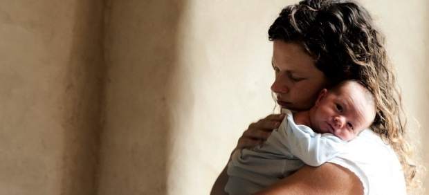 Recién nacido. Madre con su bebé. Maternidad.