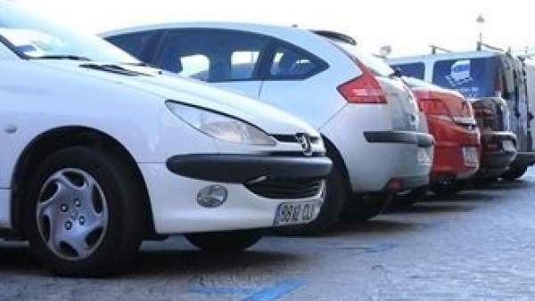 Aparcamiento, estacionamiento, coches aparcados. Aparcamiento, estacionamiento, coches aparcados.