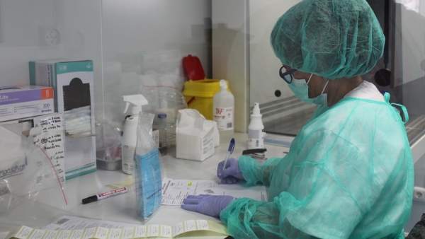 Una enfermera trabaja con muestras de sangre Una enfermera trabaja con muestras de sangre