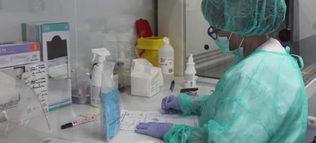 Una enfermera trabaja con muestras de sangre