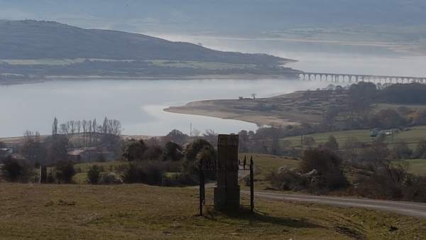 Foto panorámica del embalse del Ebro. Foto panorámica del embalse del Ebro.
