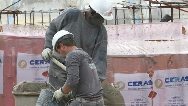 Imagen de unos trabajadores extranjeros en una obra