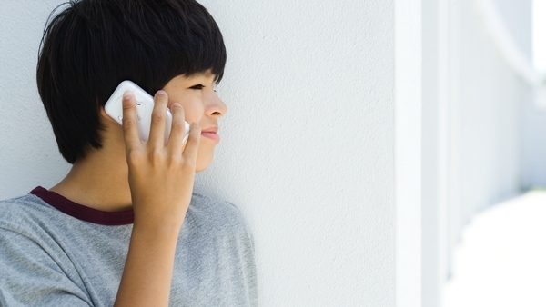Niño hablando por el móvil Niño hablando por el móvil