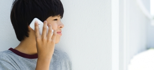 Niño hablando por el móvil