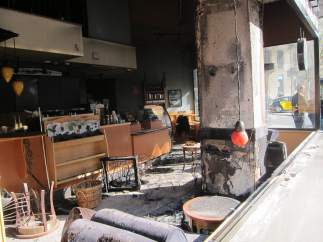 Interior de la cafetería Starbucks tras el incendio de la huelga general.