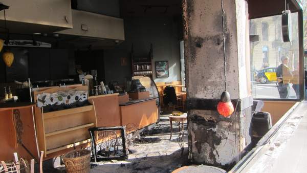Interior de la cafetería Starbucks tras el incendio de la huelga general. Interior de la cafetería Starbucks tras el incendio de la huelga general.